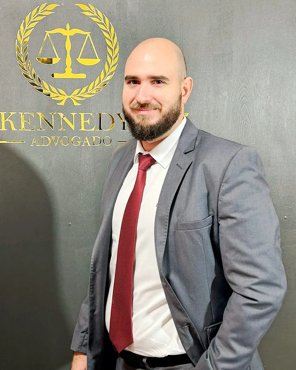 Dr. Guilherme — Advogado Associado